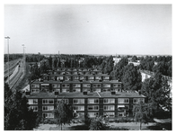 1971-1880 Overzicht vanaf de hoogste etage van het flatgebouw Abtshove nabij het Kleinpolderplein van de Rijksweg 13 ...