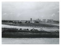 1971-1944 Overzicht vanaf de uitkijkpost staande op Rijksweg 20 (A20) in aanleg, van de Ommoordseweg en in het midden ...