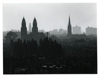 1971-2330 Overzicht van Kralingen West, met links de Koninginnekerk aan de Boezemsingel, en rechts de ...