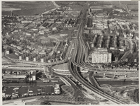 1971-2461 Luchtfoto van Kleinpolder, met op de voorgrond het Kleinpolderplein en het Schie-Schiekanaal, en in het ...