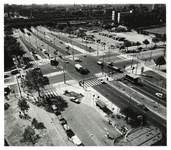 1971-2515 Overzicht van het Bentinckplein en omgeving, met in het midden de Statenweg, van links naar rechts de ...
