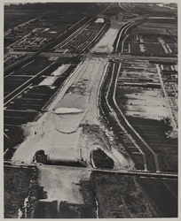 1971-2588 Luchtopname van de aanleg van Rijksweg 20 (A20), met in het midden de bouw van het viaduct over de Prins ...