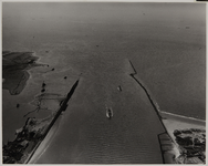 1971-558d Luchtopname van de mond van de Nieuwe Waterweg, met rechts de pier bij Hoek van Holland en een gedeelte van ...