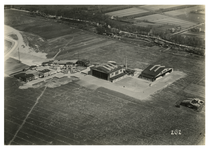 1971-6 Luchtopname van het vliegveld Waalhaven, met op de achtergrond de polder en enkele woningen bij de Zuidhoek.
