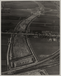 1971-674 Luchtopname van de aanleg van Rijksweg 15 (A15), ook Zuidelijke Randweg genoemd, bij Barendrecht. In het ...