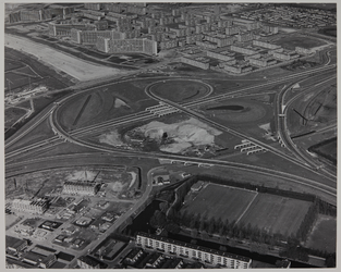 1971-677 Luchtopname van het Kethelplein bij Schiedam, met op de voorgrond sportpark 't Nieuwe Lant en verderop ...
