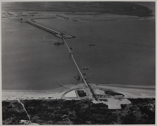 1971-678 Luchtopname van het Haringvliet, met werkzaamheden voor de aanleg van de dam (Haringvlietdam) en sluizen in de ...