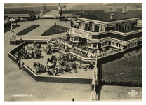 1971-7 Luchtopname van het gebouw van het Hotel-Café-Restaurant van de Koninklijke Luchtvaart Maatschappij op het ...