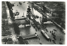 1971-821 Luchtopname van het verplaatsen van de Koninginnebrug, met in het midden de Spoorhefbrug over de Koningshaven. ...