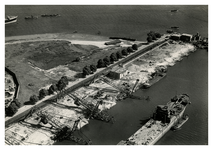1971-823 Luchtopname van de verwoeste scheepswerf van Frans Swarttouw bij de Waalhaven en Heijplaatweg, tussen pier 5 ...