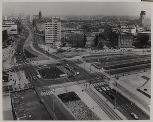1971-882 Luchtopname van de kruising van de Coolsingel (boven), Blaak (rechts), Schiedamsedijk (onder) en Westblaak ...