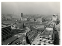 1972-1257 Overzicht vanaf het stadhuis van deel van de Coolsingel, met links de Kruiskade en de Inrichting voor ...