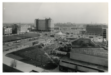1972-1258 Overzicht van het Weena (links), met in het midden het Hofplein met de rotonde met een fontein, uiterst ...