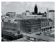 1972-1285 Overzicht vanaf de flat aan de Van Ghentstraat van het winkelcentrum de Lijnbaan links onder en rechts de ...