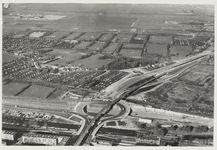 1972-129 Luchtopname van het Schieplein en omgeving, met op de voorgrond het Noorderkanaal, links de Vlaggemansbrug en ...