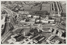 1972-134 Luchtopname van het Winkelcentrum Zuidplein in aanbouw, met op de voorgrond de Jan Ligthartschool en de ...