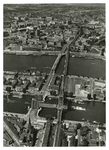 1972-1406 Luchtopname van de omgeving van de Maasbruggen, met op de voorgrond de Hefbrug en de Koninginnebrug over de ...