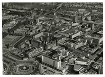 1972-1407 Luchtopname van de stadsdriehoek en omgeving, met op de voorgrond het Hofplein, en in het midden de ...