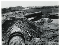 1972-1499 Overzicht van de pijpleiding en poldersloot die verdwijnen onder de betonnen onderdoorgang van de Rijksweg 21 ...