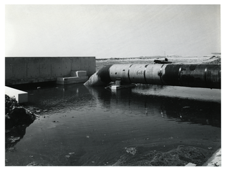 1972-1500 Overzicht van de pijpleiding en poldersloot die verdwijnen onder betonnen onderdoorgang van Rijksweg 21 ...