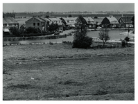 1972-1533 De Rotte gezien vanaf de bejaardenflat aan de Varenhof in Ommoord. Op de achtergrond woningen aan de Rottekade.
