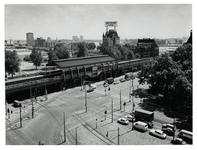 1972-1703 Overzicht vanaf de Verlengde Willemsbrug van het Station Rotterdam Blaak in de richting van de Oudehaven met ...