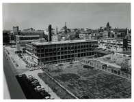 1972-1706 Overzicht vanaf het bedrijfspand Cebeco van de parkeergarage aan de Grotemarkt, met links de Nieuwstraat, in ...