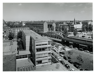 1972-1708 Overzicht vanaf het bedrijfspand Cebeco aan de Blaak van de Grotemarkt met woningen, links, en rechts het ...
