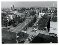 1972-2040 Overzicht vanaf de Westblaak van het Eendrachtsplein met het politiebureau en verderop links de Nieuwe ...