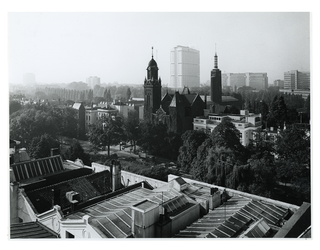 1972-2044 Overzicht van de daken van de panden aan de Eendrachtsweg, met in het midden de Westersingel en de ...