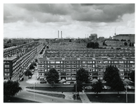 1972-2298 Overzicht vanaf de Zuidpleinflat van de Tarwewijk, met op de voorgrond de Mijnsherenlaan en de woonwijk ...