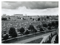 1972-2299 Overzicht vanaf de Zuidpleinflat van de Tarwewijk met op de voorgrond de Mijnsherenlaan, met een zijstraat in ...