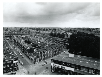 1972-2302 Overzicht vanaf de Zuidpleinflat van de Wevershoekstraat, met op de hoek een tankstation van Shell, links de ...