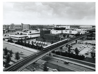 1972-2303 Overzicht vanaf de Zuidpleinflat van het Zuidplein, met in het midden Groote Schouwburg, daarachter het ...