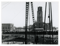 1972-4244 Overzicht van werkzaamheden voor de wederopbouw met bouwput aan het Groenendaal, met op de achtergrond de ...