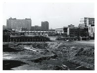 1972-647 Zicht op een gebied waar huizen gesloopt zijn tussen de Rotte en de Hofdijk, ter hoogte van de Rottestraat. Op ...