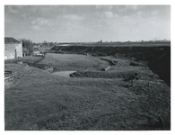 1972-969 Zicht op het terrein achter de boerderij en het gemaal aan de Kethelsekade, met rechts de persdijk voor ...
