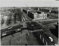 1973-1017 Overzicht vanaf het gebouw van de Ammanstichting van de Boezemsingel (later Boezemweg) met het kruispunt ...