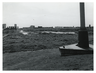 1973-1586 Overzicht vanaf de John F. Kennedyweg van de IJsselmondse grienden tussen de Adriaan Volkerlaan en de ...