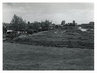 1973-1587 Overzicht vanaf de John F. Kennedyweg van de IJsselmondse grienden achter de Kruisherenstraat (links). Uit ...