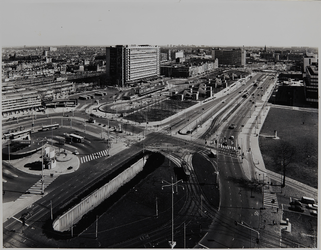 1973-491 Luchtopname van het CS-kwartier met op de voorgrond de Weenatunnel en naar achteren het Weena en het ...