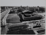 1973-492 Overzicht vanaf de torenflat van het Bouwcentrum van het concertgebouw De Doelen aan het Schouwburgplein, op ...