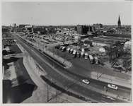 1973-496 Overzicht vanaf het gebouw van de Ammanstichting aan het Ammanplein van de Warande en rechts het ...