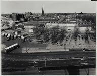 1973-497 Overzicht vanaf het gebouw van de Ammanstichting aan het Ammanplein van de Warande en verderop de Veemarkt en ...