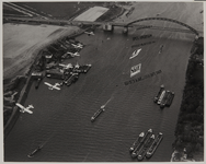 1973-68 Luchtopname van de Nieuwe Maas en de Van Brienenoordbrug, met rechts vooraan enkele schepen in het water bij ...