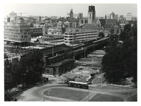 1974-1355 Overzicht vanaf het Witte Huis van links het oude station Blaak, en rechts het nieuwe station Blaak, in de ...