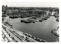 1974-1356 Overzicht van de Leuvehaven met insteekhavens (de Bierhaven en de Rederijhaven) en binnenvaartschepen, rechts ...