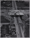 1974-679 Luchtopname van werkzaamheden voor de bouw van het viaduct voor Rijksweg 21 (later A15) over 1e ...
