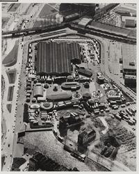 1974-685 Luchtopname van de Ahoyhallen en een kermis of lunapark op het terrein van de Heliport vanwege het evenement ...