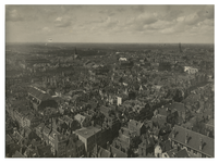 1975-146 Overzicht vanaf de Sint-Laurenskerktoren naar het westen, met op de voorgrond de Delftsevaart, links in het ...